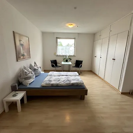 Graeumiges Schlafzimmer Mit Bad