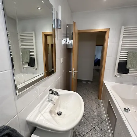 Apartment Graeumiges Schlafzimmer Mit Bad